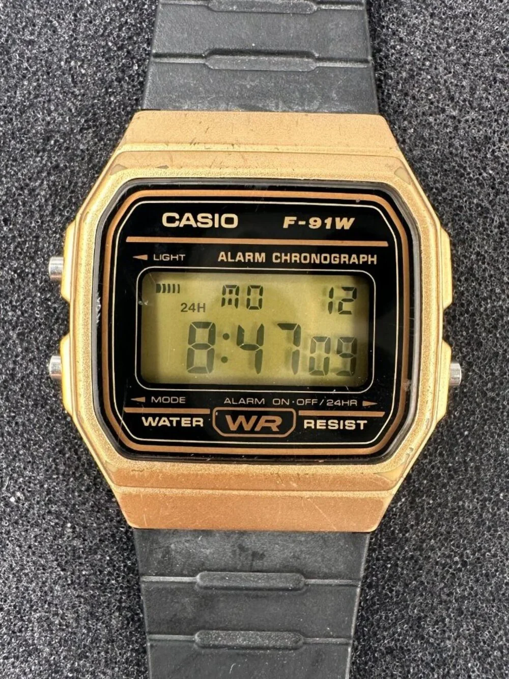 VIntage Casio Watch Mens 33mm Gold Tone Black Alarm 593 F-91W New Battery